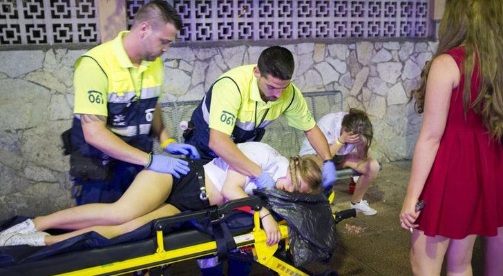 Dos personales sanitarios atienden a una chica en Magaluf