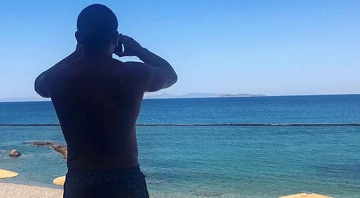 Jorge Javier Vázquez en una playa de Grecia