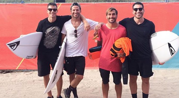 Álex González y Miguel Ángel Silvestre comparten afición por el surf y lo practican junto a amigos 