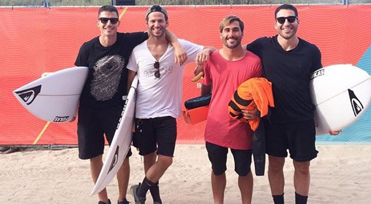 Álex González y Miguel Ángel Silvestre comparten afición por el surf y lo practican junto a amigos