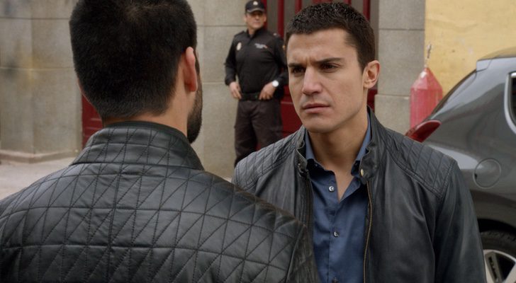 Álex González en el papel del agente Morey en 'El Príncipe'