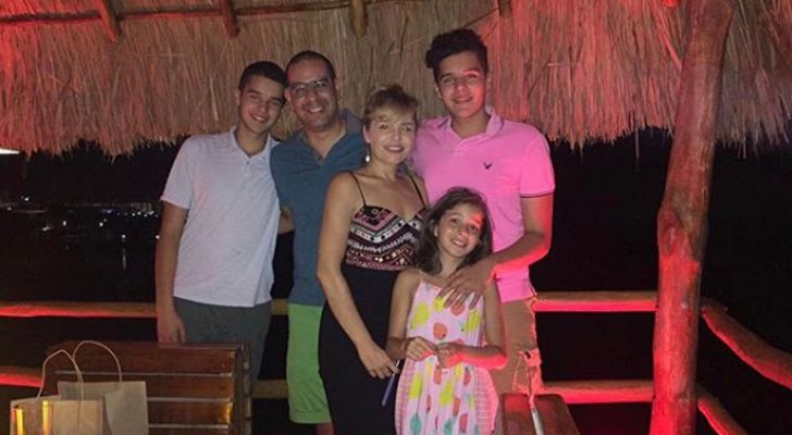 La actriz Itatí Cantoral junto a su familia