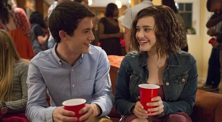 Dylan Minnette y Katherine Langford en 'Por 13 razones'