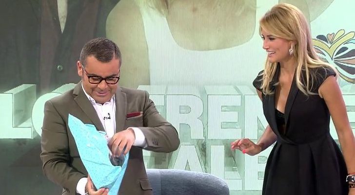Alba Carrillo le entrega un regalo a Jorge Javier Vázquez en 'Sábado Deluxe'