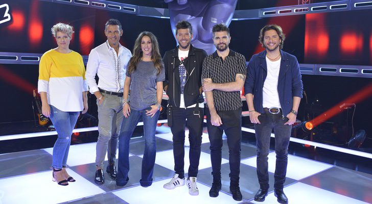 Tania Llasera y Jesús Vázquez con los coaches en 'La Voz'