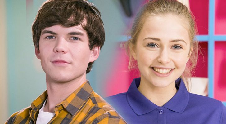  Luke Newton y Sophie Simnett son Ben y Skye en 'The Lodge'