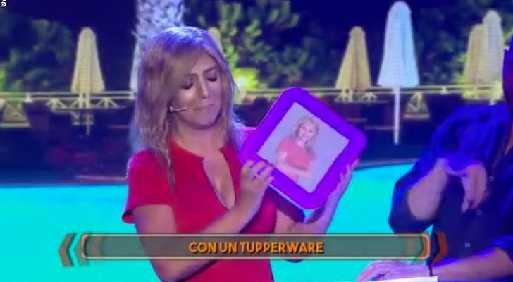 Rebeca Pous imitando a Alba Carrillo en 'Me lo dices o me lo cantas'