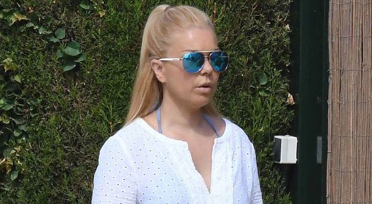 Maria José Campanario paseando este verano