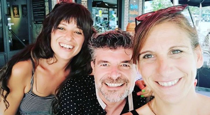 Nacho Guerreros y Malena Alterio junto a Mónica Valiente, del equipo de maquillaje de 'LQSA'