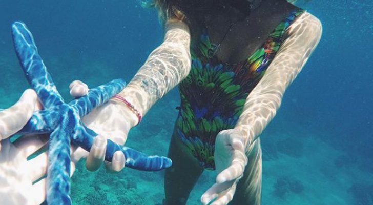 La polémica foto de Laura Matamoros, en la que posa bajo el agua con una estrella de mar