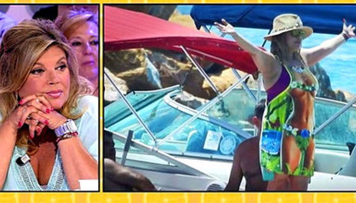 Terelu posando en el barco para los medios