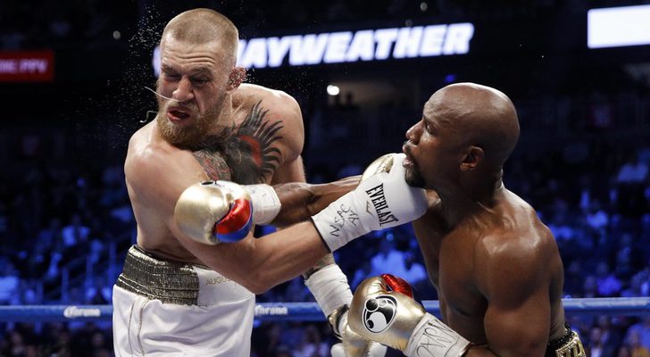 Mayweather conecta un gran golpe frente a McGregor
