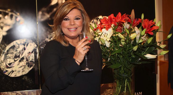 Terelu brinda con una copa de champange en una presentación de joyas emitida en 'Las Campos'