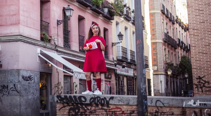María Zamora en la Plaza Dos de Mayo de Madrid, rodando 'La chica de las series'