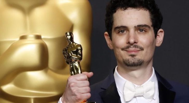 Damien Chazelle con su Oscar por "La La Land"