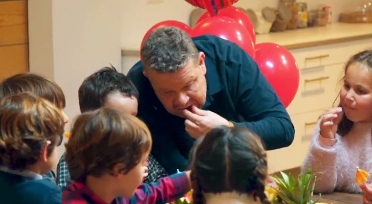 Alberto Chicote junto a los niños de su programa