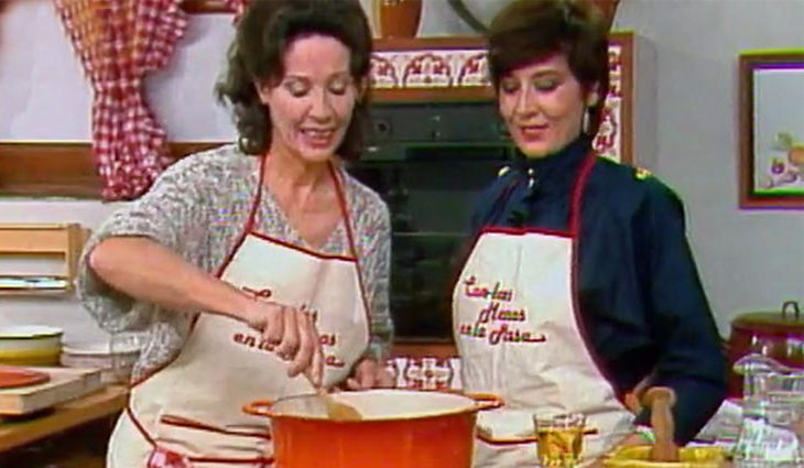 Elena Santoja junto a Concha Velasco en 'Con las manos en la masa'