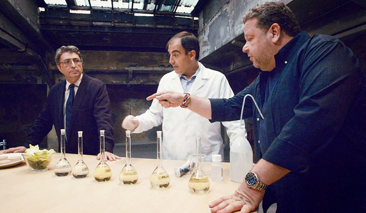 Alberto Chicote realizando uno de los experimentos de 'Mitos de los alimentos'