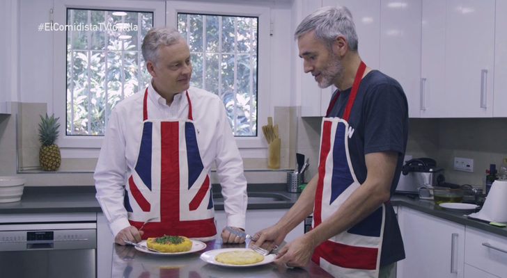 Mikel López Iturriaga y Simon Manley, embajador británico en España, en 'El comidista TV'