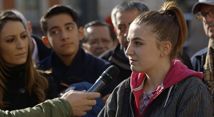 Personas opinando en la calle