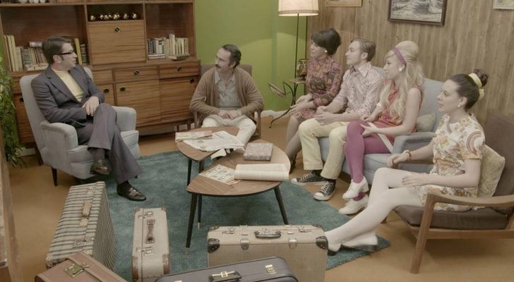 Arturo Valls y la familia participante en 'Me cambio de década'