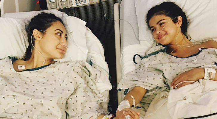 Selena Gómez y su amiga Francia Raisa en el hospital
