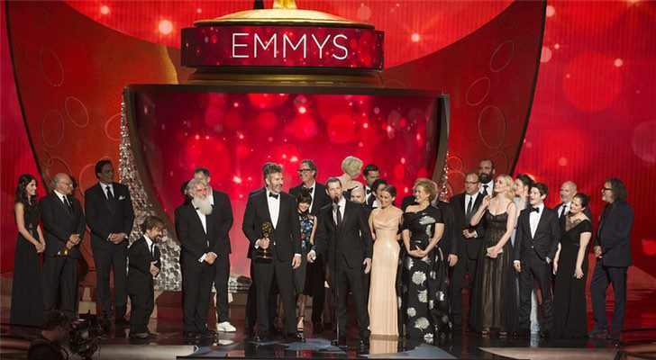 El equipo de 'Juego de tronos' recogiendo el Emmy a mejor serie de drama en 2016