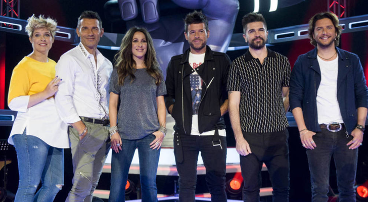 Los presentadores de 'La Voz', Jesús Vázquez y Tania Llasera, junto a los coaches, Malú, Manuel Carrasco, Pablo López, y Juanes