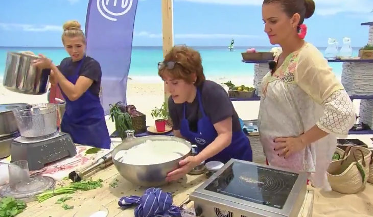 Samantha Vallejo supervisando al equipo azul en 'MasterChef Celebrity'