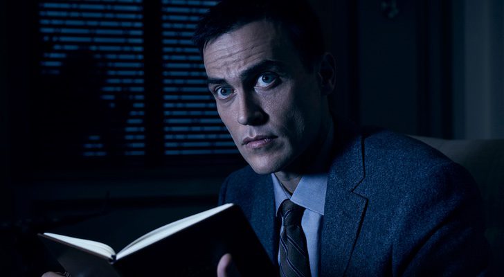 Cheyenne Jackson es el doctor Rudy Vincent en 'American Horror Story: Cult'