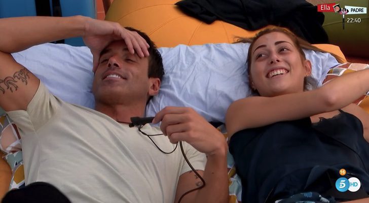 Miriam y Hugo en la cama en 'GH Revolution'