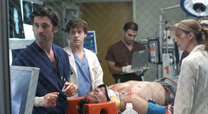 Derek atiende a un paciente con seis clavos en el cráneo en 'Anatomía de Grey'