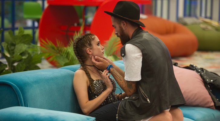 Concursantes de 'GH Revolution' en el sofá de la casa