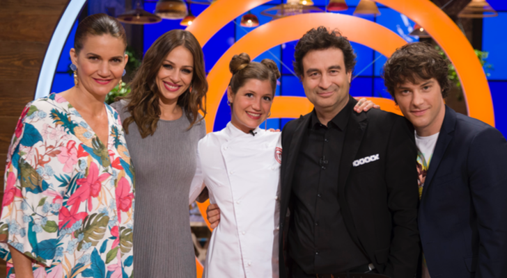 Miri posa junto a Eva y los miembros del jurado