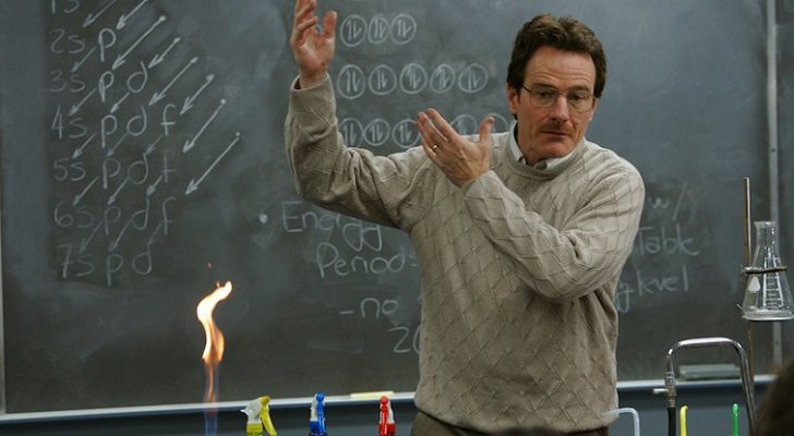 Bryan Cranston como Walter White dando una clase en 'Breaking Bad'