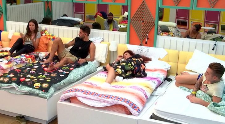 Concursantes hablando del secreto de Laura