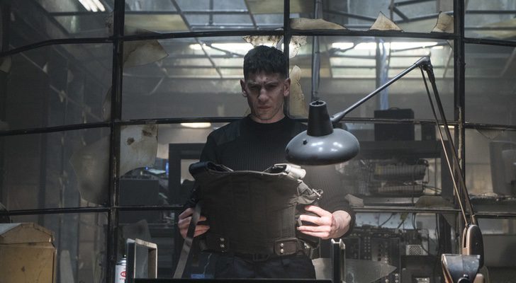 Fran CAstle (Jon Bernthal) con un chaleco antibalas militar en las manos en una escena de la serie de Marvel y Netflix 'The Punisher'