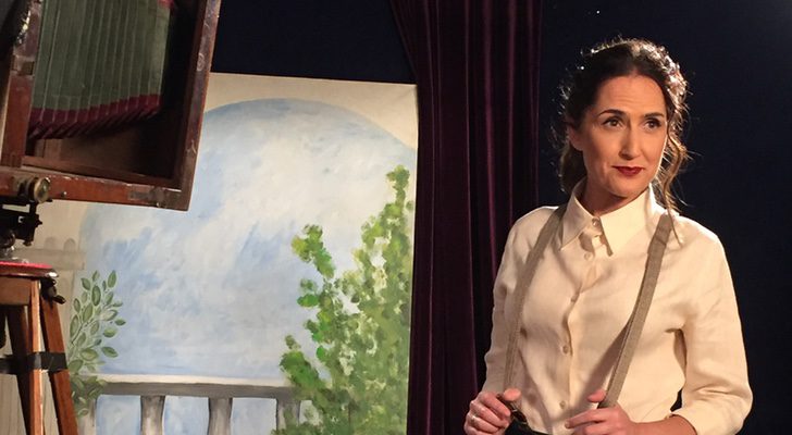 Virginia Díaz posando en el plató de &#39;Cachitos de hierro y cromo&#39; de La 2 y Radio 3 de RTVE