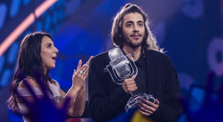 Salvador Sobral recogiendo el trofeo de ganador de Eurovisión 2017
