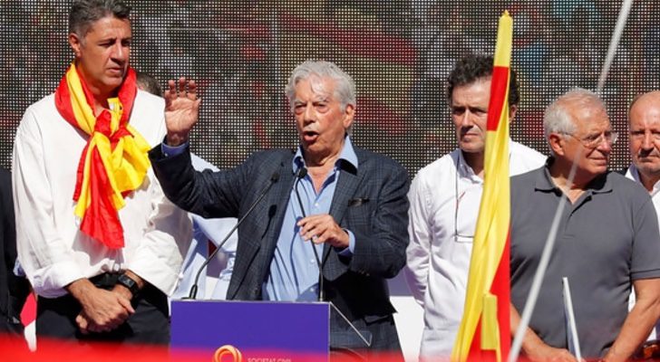 Mario Vargas Llosa en la manifestación de Barcelona