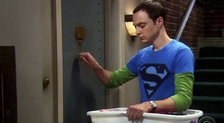 Sheldon llamando a la puerta de Penny