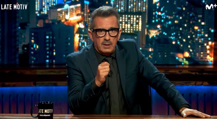 Andreu Buenafuente en su programa de #0, Movistar+, 'Late Motiv' con su nuevo bigote tras su baja por enfermedad