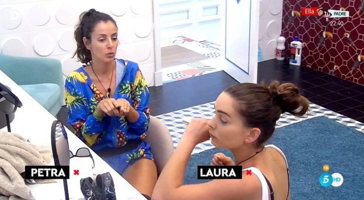 Petra y Laura hablan antes de la discusión con Miriam