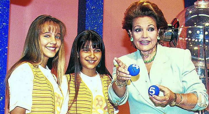 Carmen Sevilla con las típicas bolas de los números del sorteo en 'Telecupón'