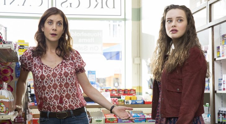 Las actrices Kate Walsh y Katherine Langford en 'Por 13 razones'