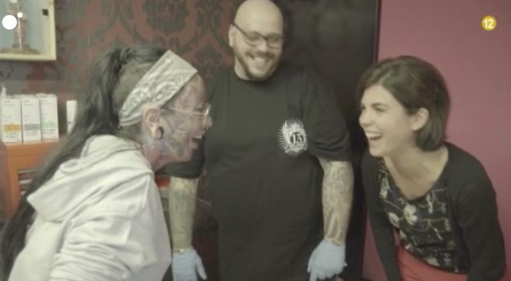 Samanta Villar visita un estudio de tatuajes en &#39;Samanta y...&#39;