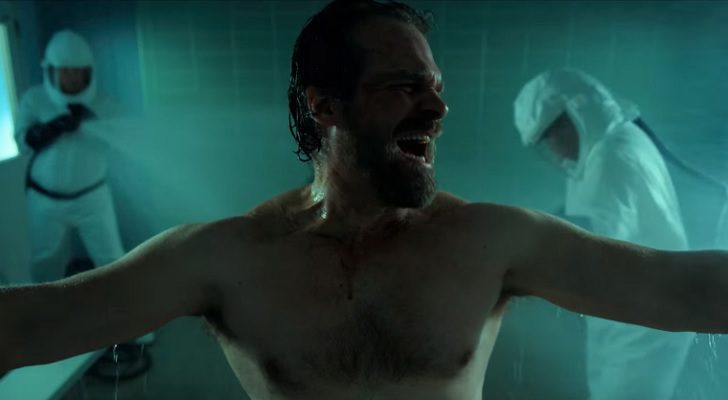 Jim Hopper retenido por los hombres del laboratorio en 'Stranger Things'