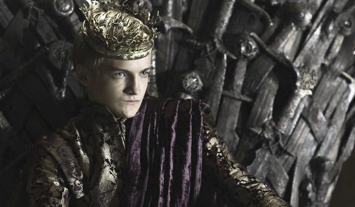 Joffrey Baratheon sentado en el Trono de hierro en 'Juego de Tronos'