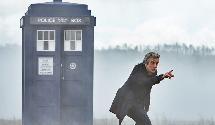 Peter Capaldi dando vida al protagonista de 'Doctor Who' junto a la Tardis