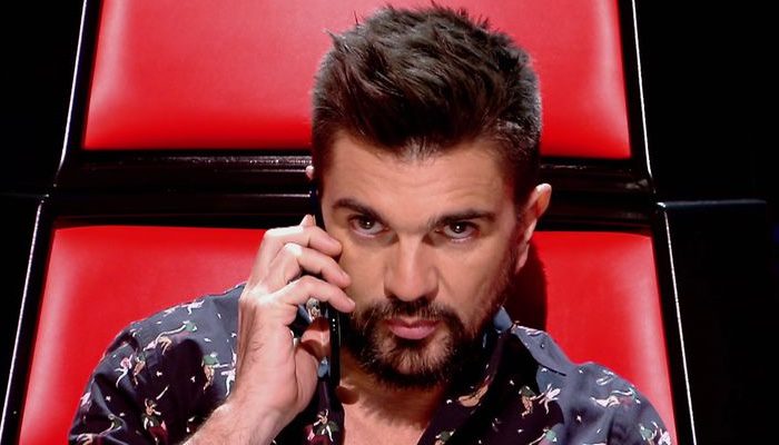 Juanes hablando por teléfono en 'La Voz'